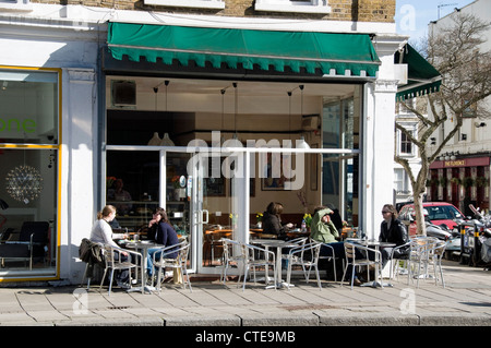 Menschen außerhalb Café, Upper Street, Islington, London England UK Stockfoto