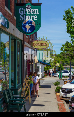 Main Street in Richtung Hafen, Belfast, Waldo County, Maine, USA anzeigen Stockfoto