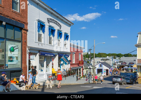 Zeigen Sie nach unten Wharf Street in Boothbay Harbor, Lincoln County, Maine, USA an Stockfoto