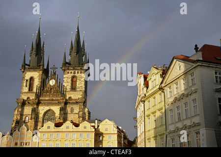 Regenbogen über der Teynkirche, Prag, Tschechische Republik. Stockfoto