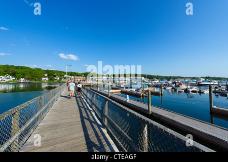 Fußgängerbrücke über den Hafen, Boothbay Harbor, Lincoln County, Maine, USA Stockfoto