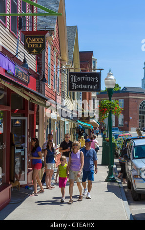 Geschäfte und Restaurants an der Hauptstraße in Camden, Knox County, Maine, USA Stockfoto