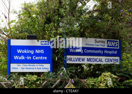 Woking Community Hospital und Woking NHS Walk Cenre Zeichen Stockfoto