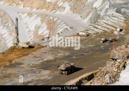 Das Los Pelambres Kupfer mine ist der weltweit fünftgrößte Kupfermine, ein Tagebau-Grube in der Nähe von Santiago. Große LKW Umzug der Stockfoto