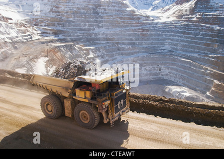 Das Los Pelambres Kupfer mine ist der weltweit fünftgrößte Kupfermine, ein Tagebau-Grube in der Nähe von Santiago. Große LKW Umzug der Stockfoto