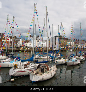 Yachten im Hafen von Weymouth, Dorset, UK anzeigen ihre Olympischen Bunting als Teil der Olympischen Spiele 2012 in London. Stockfoto