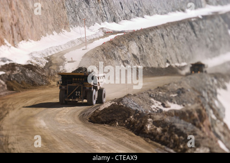 Das Los Pelambres Kupfer mine ist der weltweit fünftgrößte Kupfermine, ein Tagebau-Grube in der Nähe von Santiago. Große LKW Umzug der Stockfoto