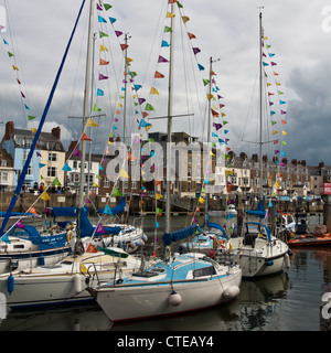 Yachten im Hafen von Weymouth, Dorset, UK anzeigen ihre Olympischen Bunting als Teil der Olympischen Spiele 2012 in London. Stockfoto