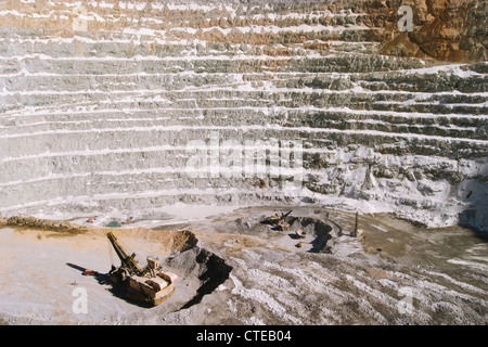 Das Los Pelambres Kupfer mine ist der weltweit fünftgrößte Kupfermine, ein Tagebau-Grube in der Nähe von Santiago. Schnee fällt auf die Stockfoto