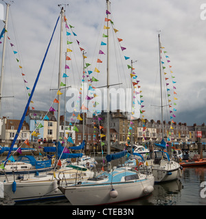 Yachten im Hafen von Weymouth, Dorset, UK anzeigen ihre Olympischen Bunting als Teil der Olympischen Spiele 2012 in London. Stockfoto