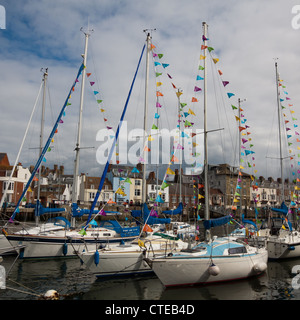 Yachten im Hafen von Weymouth, Dorset, UK anzeigen ihre Olympischen Bunting als Teil der Olympischen Spiele 2012 in London. Stockfoto