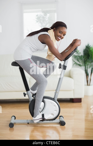 Seitenansicht einer konzentrierten schwarze Frau Sport treiben Stockfoto