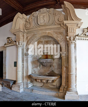 S. Bento Kloster in Santo Tirso, Portugal. Benediktiner Orden. In der Gotik (Kreuzgang) und Barock (Kirche) gebaut. Stockfoto