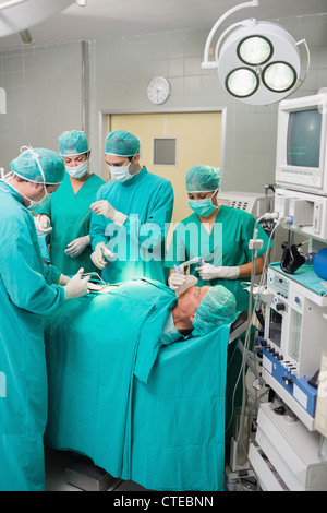Blick auf ein OP-Team in Betrieb Stockfoto