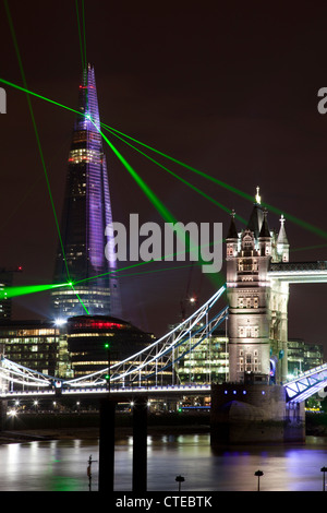 Shard London Bridge Öffnung Zeremonie Lasershow mit Tower Bridge Olympischen Ringen in der front Stockfoto