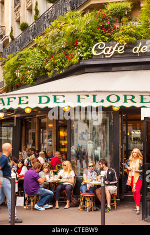 Mittagessen im Cafe de Flore, Saint Germaine-des-Prés, Paris Frankreich Stockfoto