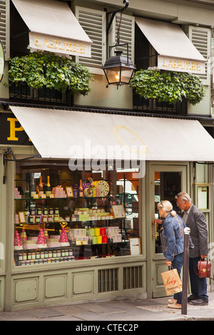 Paar Eingabe Laduree Patisserie, Saint-Germain-des-Prés, Paris Frankreich Stockfoto