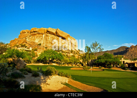 Spektakuläre Wind erodiert Boulder Bildung Casitas Golfplatz green Findlinge Resort Scottsdale AZ Stockfoto