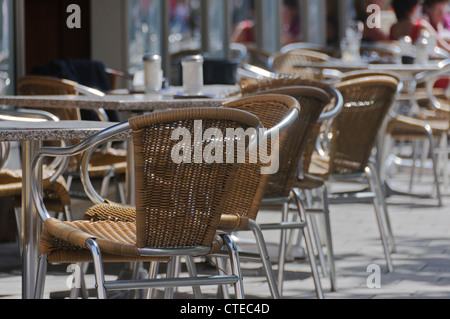 Braun Beige Korbsessel in Pflaster Bürgersteig Café Bistro Tische Spazz Café Bar Heilbronn Deutschland Europa Stockfoto