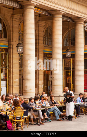 Traditionelles französisches Café - Le Nemours, in Place Colette, Paris, Frankreich Stockfoto