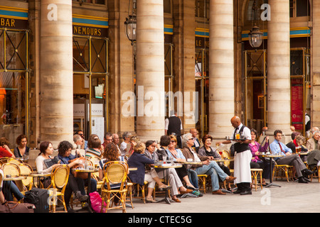 Outdoor-Cafe - Le Nemours in Place Colette, Paris Frankreich Stockfoto