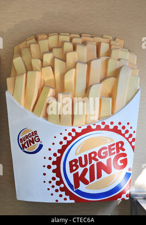 Ein Foto von ein Burger King Restaurant Schild an einem Pommes frites-Dekoration. Stockfoto