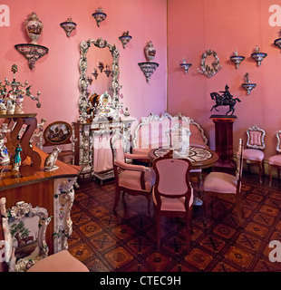 Rosa oder Saxe Zimmer (Sala Rosa Ou de Saxe) in Ajuda National Palace, Lissabon, Portugal. Dekoriert mit Meissener Porzellanobjekte. Stockfoto