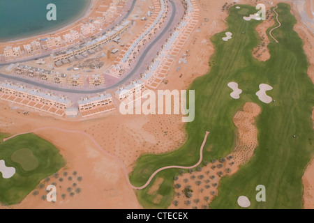 Luftbild von Villen und Golf-Fairways, Ras al-Khaimah, Vereinigte Arabische Emirate Stockfoto