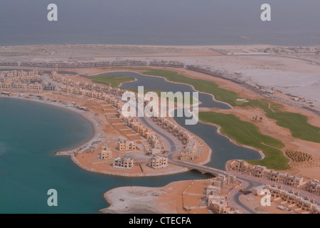 Luftbild von Villen und Golf-Fairways, Ras al-Khaimah, Vereinigte Arabische Emirate Stockfoto