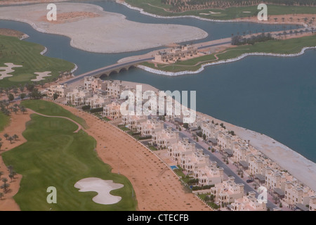 Luftbild von Villen und Golf-Fairways, Ras al-Khaimah, Vereinigte Arabische Emirate Stockfoto