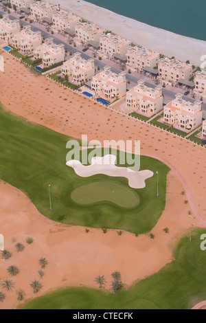 Luftbild von Villen und Golf-Fairways, Ras al-Khaimah, Vereinigte Arabische Emirate Stockfoto