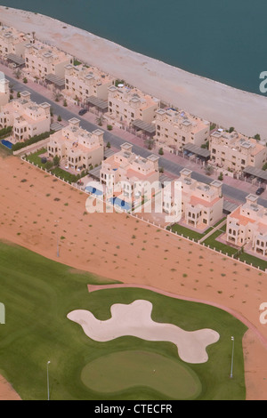Luftbild von Villen und Golf-Fairways, Ras al-Khaimah, Vereinigte Arabische Emirate Stockfoto