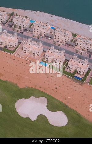 Luftbild von Villen und Golf-Fairways, Ras al-Khaimah, Vereinigte Arabische Emirate Stockfoto