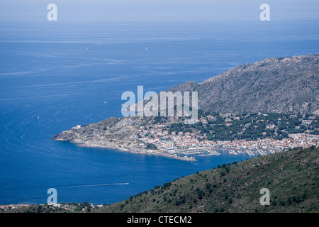 El Port De La Selva Dorf an der Costa Brava, Katalonien, Spanien von Kloster Sant Pere de Rodes gesehen. Stockfoto