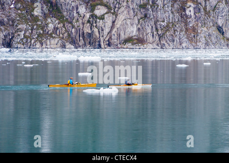 Kajakfahrer und Eisberge in der Nähe des Northwestern Glacier im Northwestern Fjord des Kenai Fjords National Park in Alaska. Stockfoto