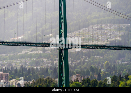 'Lion's Gate' Bridge über Vancouver Harbour, British Columbia, von Deck des Kreuzfahrtschiffes aus gesehen, wenn es unter der Brücke vorbeigeht. Stockfoto