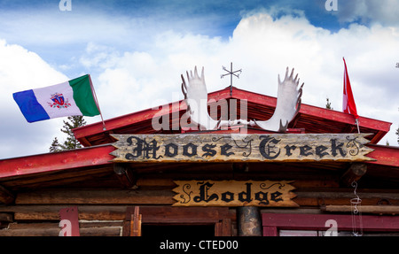 Moose Creek Lodge, ein Roadhouse am North Klondike Highway im Yukon Territory in Kanada. Stockfoto