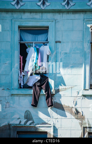 Kleidung hingen in einem Rack im Fenster der Chinatown in San Francisco, Kalifornien Stockfoto