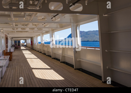 Promenade Deck des Kreuzfahrtschiffes Volendam auf Alaska Inside Passage Tour. Stockfoto