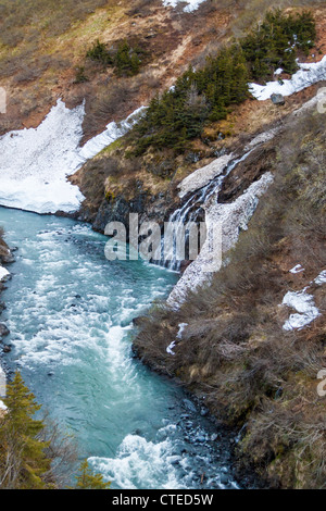 Bäche und Flüsse fließen durch das Schmelzen von Schnee und Gletscher in den Bergen von Kenai auf der Halbinsel Kenai. Stockfoto