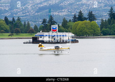 Touristischen Wasserflugzeug über Vancouver Hafen in Vancouver, British Columbia, Kanada. Stockfoto