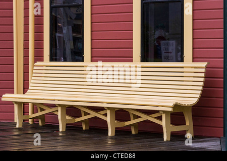 Bank am Bahnhof in Skagway, Alaska, eine regelmäßige Anlaufstelle für Kreuzfahrtschiffe, die über die 'Inside Passage' nach Alaska reisen. Stockfoto