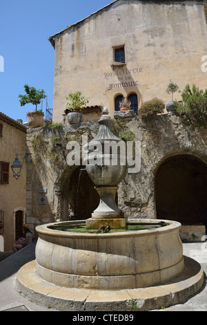 17. Jahrhundert Brunnen in Place De La Grande Fontaine, Saint-Paul de Vence, Côte d ' Azur, Provence-Alpes-Côte d ' Azur, Frankreich Stockfoto