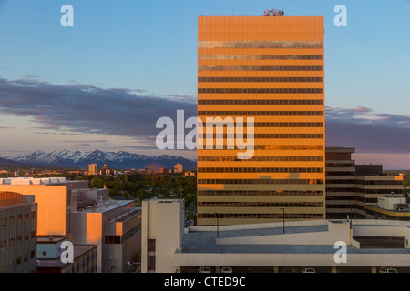 Sonnenaufgang in der Innenstadt von Anchorage, Alaska, um ca. 4:30 Uhr Alaska Zeit im Juni. Stockfoto