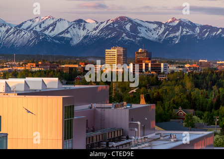 Sonnenaufgang in der Innenstadt von Anchorage, Alaska, um ca. 4:30 Uhr Alaska Zeit im Juni. Stockfoto