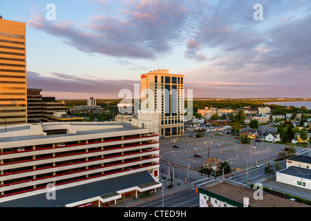 Sonnenaufgang in der Innenstadt von Anchorage, Alaska, um ca. 04:30 Alaska Zeit am 2. Juni. Stockfoto