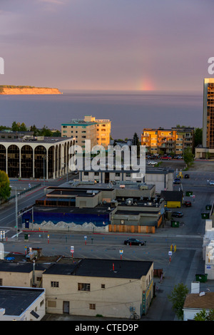 Sonnenaufgang in der Innenstadt von Anchorage, Alaska, um ca. 4:30 Uhr Alaska Zeit im Juni. Stockfoto