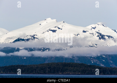 Schneebedeckte Berge im Tracy Arm Passage aus aus dem Alaska inside Passage. Stockfoto