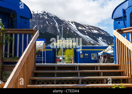 "Train Wreck" Gasthaus und Restaurant in alten Waggons gemalt in Alaska Railroad Farben, im Hafen von Seward in Seward, Alaska. Stockfoto