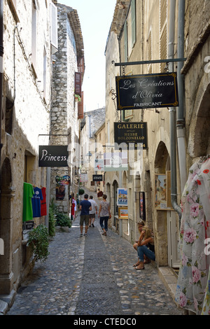 Gepflasterte Straße in Old Town, Saint-Paul de Vence, Côte d ' Azur, Alpes-Maritimes, Provence-Alpes-Côte d ' Azur, Frankreich Stockfoto